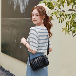 Sac bandoulière plissé en cuir PU noir pour femme avec large sangle au style élégant