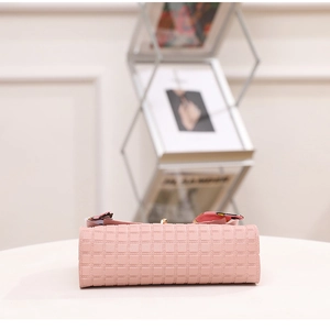 Detail einer rosa gesteppten Handtasche mit eleganter Blumenseidenschal-Dekoration