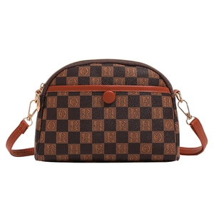 Sac bandoulière à carreaux marron avec imprimé lettres et détails dorés brillants