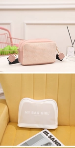 Vue détaillée d'un sac bandoulière en strass rose et d'une pochette blanche zippée
