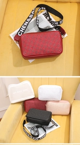 Détail du sac bandoulière carré avec surface en strass et large bandoulière de marque