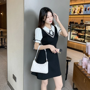 Quilted crossbody bag featuring a classic rhombus pattern and elegant shoulder strap design