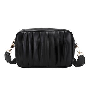 Sac bandoulière chic noir en cuir PU plissé avec large sangle à lettres et détails dorés