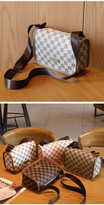 Detalle de bolsos bandolera de cuadros en cuatro colores con correas ajustables