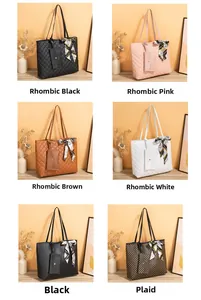 Détails de sacs cabas matelassés avec porte-monnaie assortis et foulards en soie