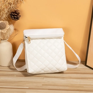 Sac bandoulière blanc avec motif matelassé en losange et large sangle réglable