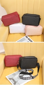 Détail de quatre sacs bandoulière colorés en strass avec sangles lettrées BAG 1980