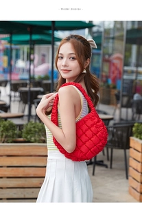 Outdoor-Model mit roter gesteppter Wolken-Tasche und plissiertem Schultergurt für Damen
