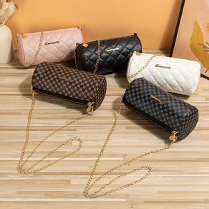 Sac Bandoulière Cylindre En Cuir PU Pour Femmes Matelassé Imprimé Monogramme Chaîne Métal Doré Fermeture Éclair Mode