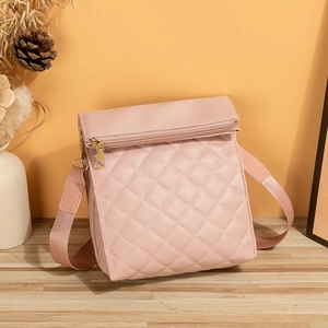 Sac bandoulière matelassé rose avec motif de losanges et large bandoulière réglable