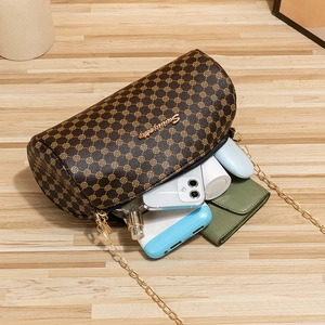 Sac cylindre marron avec motif géométrique montrant la capacité interne des objets