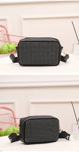 Détail du sac bandoulière noir avec strass scintillants et large bandoulière