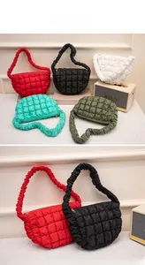 Detailansicht gesteppter Wolken-Taschen in Rot und Schwarz mit gerafftem Design