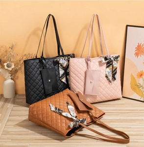 Détails des sacs cabas matelassés en noir, rose et marron avec foulards décoratifs