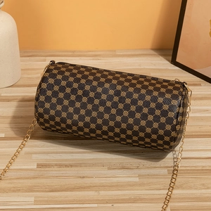 Sac cylindre vintage avec motif floral rétro et bandoulière en chaîne dorée