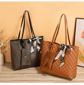 Ensemble sac cabas marron matelassé avec motifs géométriques et décoration en soie