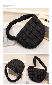 Details der schwarzen gesteppten Cloud-Bag mit Texturfalten und minimalistischer Halbmondform
