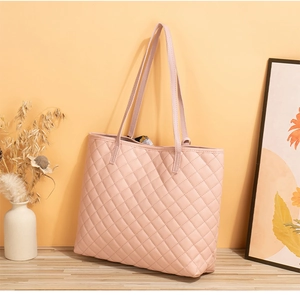 Grand sac cabas matelassé rose avec bretelles en cuir et détail de foulard en soie