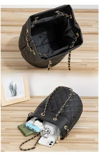 Détail de l'intérieur du sac seau noir matelassé montrant une grande capacité de rangement