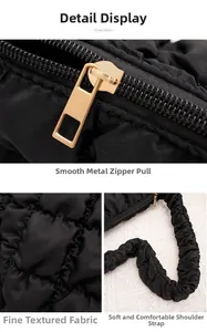 Detail der schwarzen gesteppten Cloud-Bag mit goldenem Reißverschluss und Falten-Schultergurt