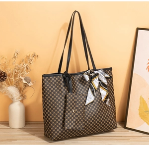 Détail d'un grand sac cabas marron à motifs géométriques avec pochette et foulard en soie