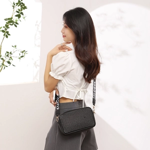 Sac à bandoulière noir chic pour femme avec strass brillants et large sangle à lettres