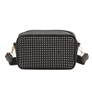 Sac à bandoulière noir orné de strass avec détails dorés et large sangle confortable