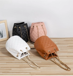 Détails de sacs seaux matelassés en noir, rose, blanc et marron avec bandoulières dorées