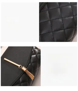 Détails de la texture en cuir matelassé noir et du gland doré sur le sac à main