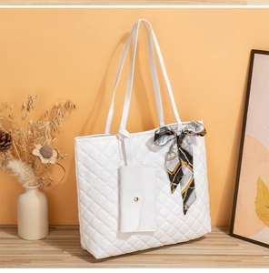 Détail du sac cabas matelassé blanc avec pochette assortie et foulard en soie décoratif