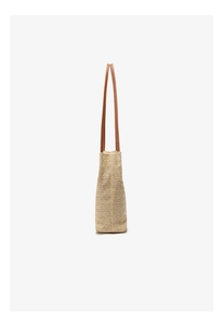 Détail du sac cabas en paille tissé avec texture en fibres beige et anses en cuir marron