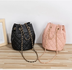 Détails de sacs seaux noirs et roses avec motifs matelassés et bandoulières chaînes