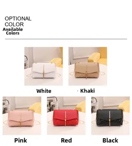 Détail montrant cinq couleurs de sacs bandoulière matelassés avec pompons métalliques