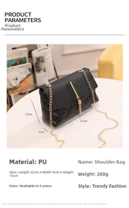 Détail du sac à bandoulière noir en cuir PU matelassé avec chaîne dorée et gland