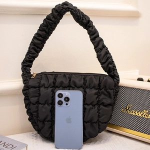 Gesteppte schwarze Falten-Cloud-Tasche mit stilvoller Halbmondform und Metall-Reißverschluss