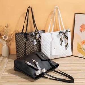 Trois grands sacs cabas matelassés en noir et blanc avec des foulards en soie décoratifs