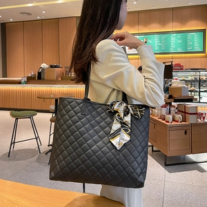 Sac cabas matelassé avec foulard en soie dans un cadre de café élégant