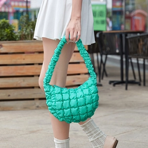 Schicke mintgrüne Cloud-Bag mit Raffung und gestepptem Stoff für Damen-Schultertasche