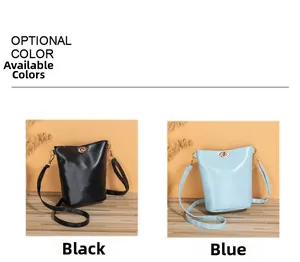 Détail de mini sacs seaux en cuir PU noir et bleu avec fermoirs rotatifs en métal