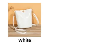 Détail du sac seau blanc en cuir PU avec fermoir rotatif doré et bandoulière réglable