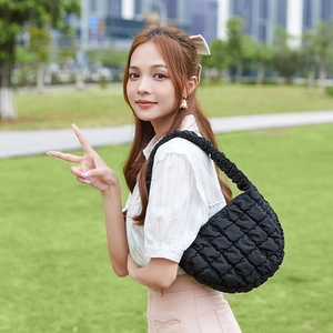 Schicke schwarze gesteppte Schultertasche mit Raffung und Stickerei für Damen
