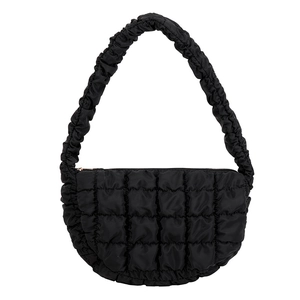 Schwarze gesteppte Halbmond-Schultertasche mit gerafftem Riemen und Satineffekt