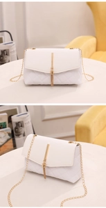 Détail du sac bandoulière blanc matelassé avec chaîne dorée et franges élégantes