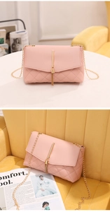 Détail du sac à bandoulière matelassé rose avec pendentif pompon doré et chaîne