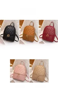 Gros plan détaillé du motif matelassé et du logo en métal sur le mini sac à dos en similicuir