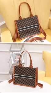 Detailansicht der Tragetasche mit geometrischem Print, Streifen und Schultergurt