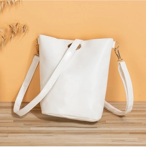 Détail du sac seau blanc en cuir PU avec boucle argentée et mousquetons dorés