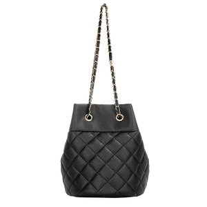 Sac seau matelassé noir classique avec chaîne dorée élégante et surpiqûres