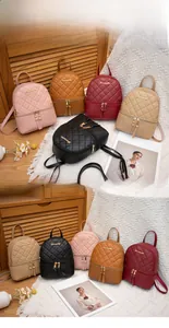 Détails des mini sacs à dos matelassés en rose, marron, rouge, beige et noir