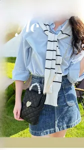 Détail du sac à bandoulière matelassé noir avec poignée en perles et fermoir en cœur